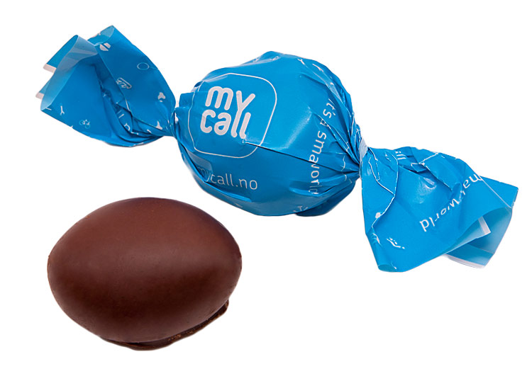 Słodki upominek firmowy – śliwki w czekoladzie z etykietą z logo