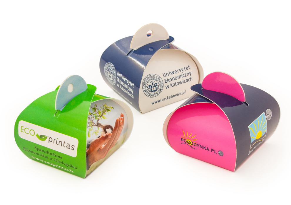 Firmowy upominek – czekoladki w kartonowym kuferku i nadrukiem logo