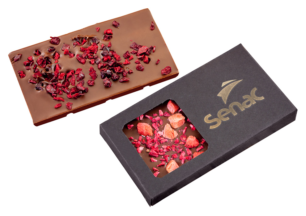 Firmowy upominek – niewielka czekolada z owocami liofilizowanymi w srebrnym kartonie z tłoczonym logo firmy