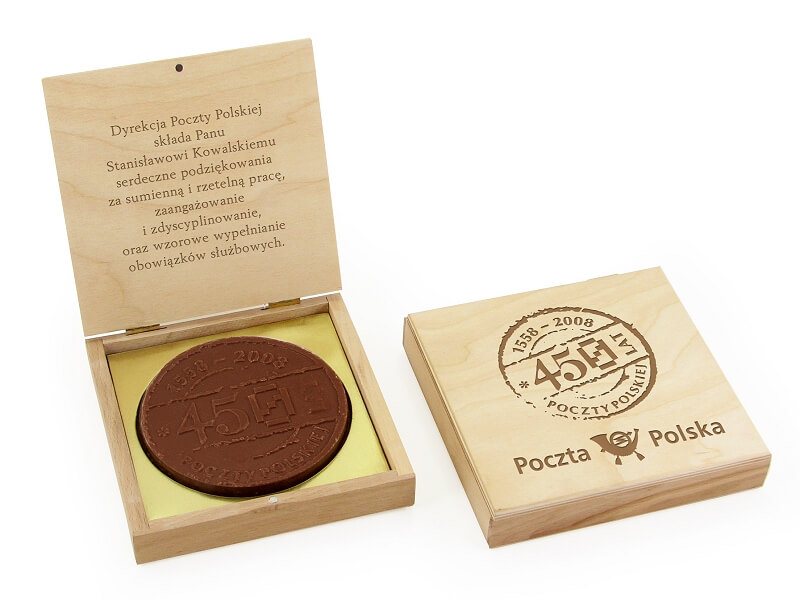 Upominek firmowy – medal czekoladowy w eleganckim, drewnianym pudełku z grawerem