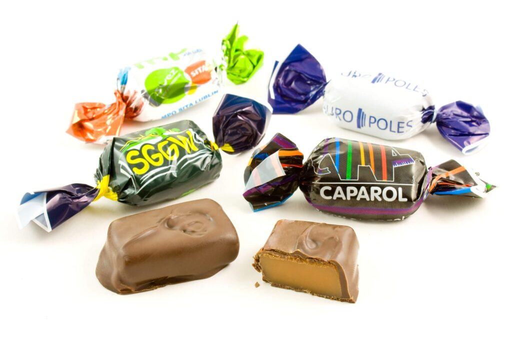 Personalizowane krówki w czekoladzie z nadrukiem reklamowym na foliowych owijkach