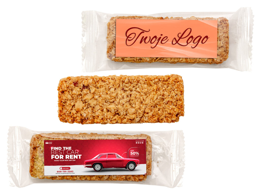 Naturalny baton owsiany z firmową etykietą