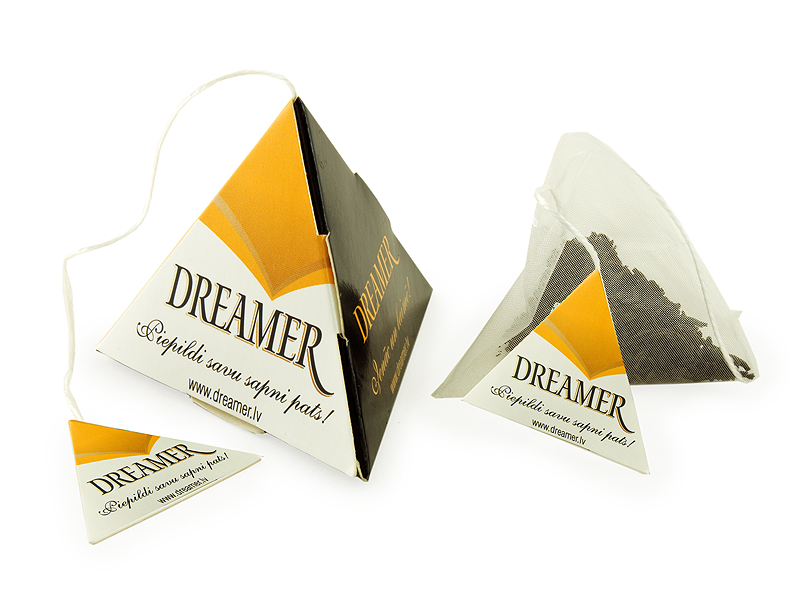 Personalizowana herbata w piramidce z logo firmy na zawieszce i kolorowym nadrukiem na opakowaniu