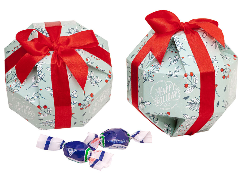 Pudełko reklamowe z śliwkami w czekoladzie, przewiązane kolorową wstążką