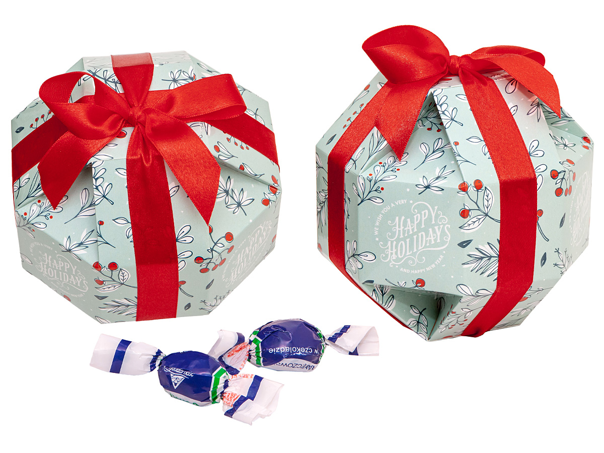 Pudełko reklamowe z śliwkami w czekoladzie, przewiązane kolorową wstążką