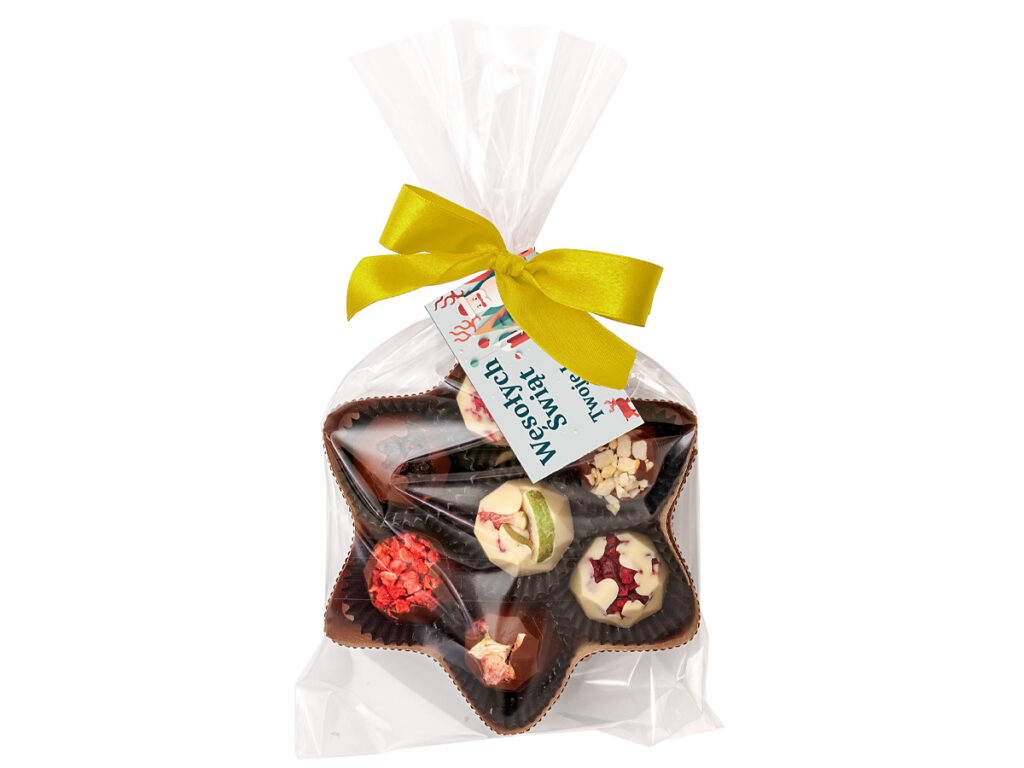 Zestaw z 7 pralinkami w kształcie diamentów z mlecznej i białej czekolady z liofilizowanymi owocami