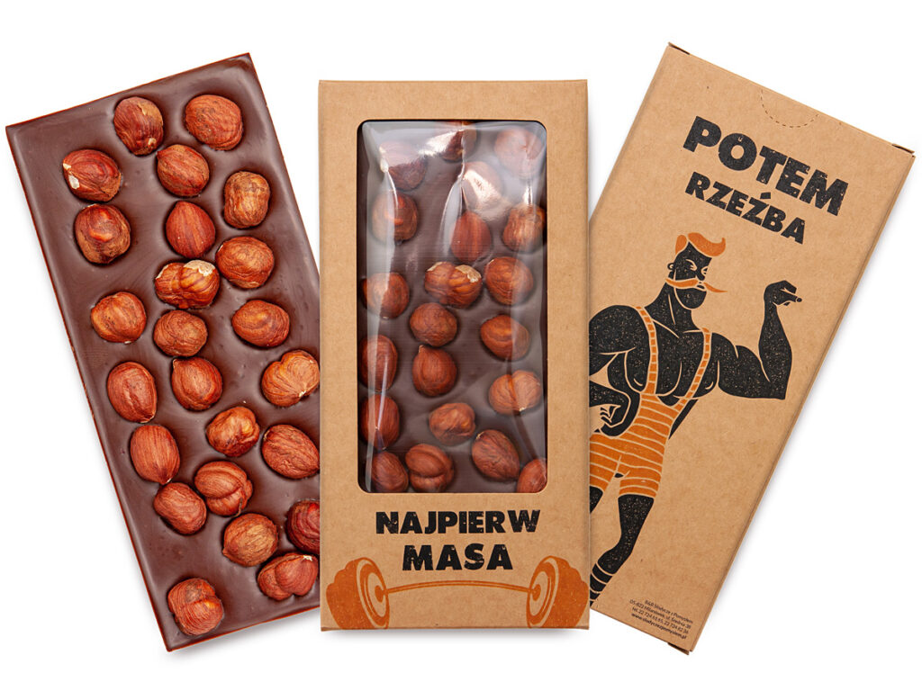 Belgijska mleczna czekolada z całymi orzechami laskowymi w przezroczystej foliowej torebce z firmowym nadrukiem