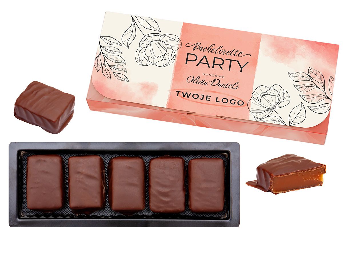 Pięć krówek w czekoladzie z firmowym logo w różowym pudełku prezentowym